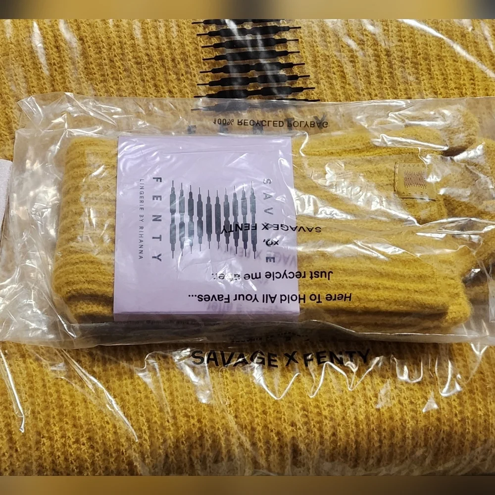 Savage X Fenty Fuzzy Glove and scarf set - Picture 6 of 6
